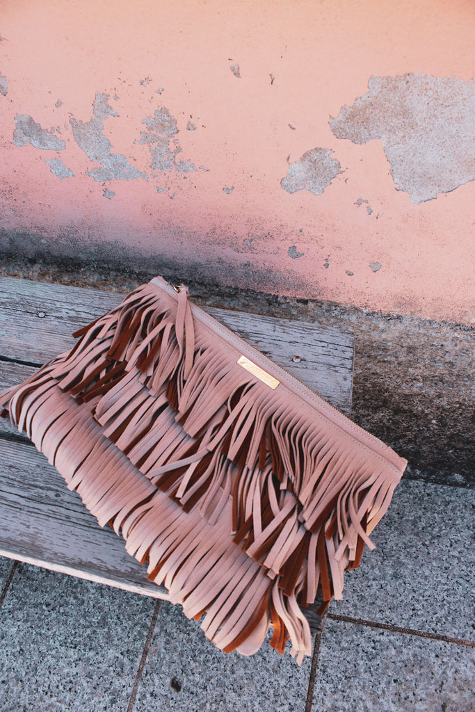 immagine 1 di borsa in pelle scamosciata con frange modello corniglia colore rosa di fedebyfede