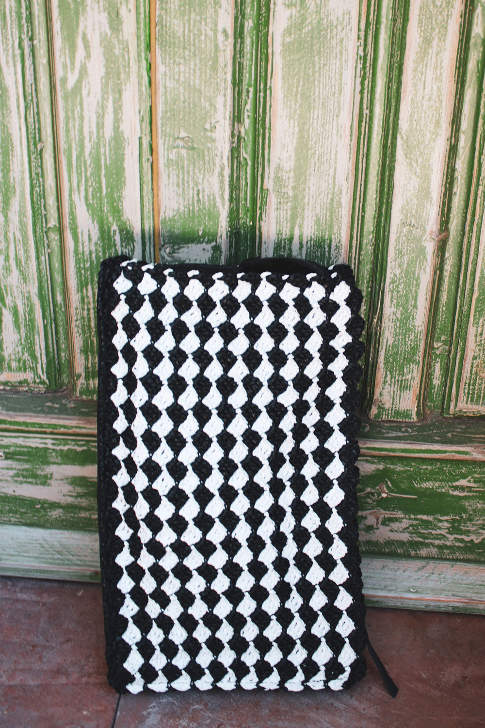 immagine 2 di borsa all'uncinetto modello vernazza colore bianco nero di fedebyfede