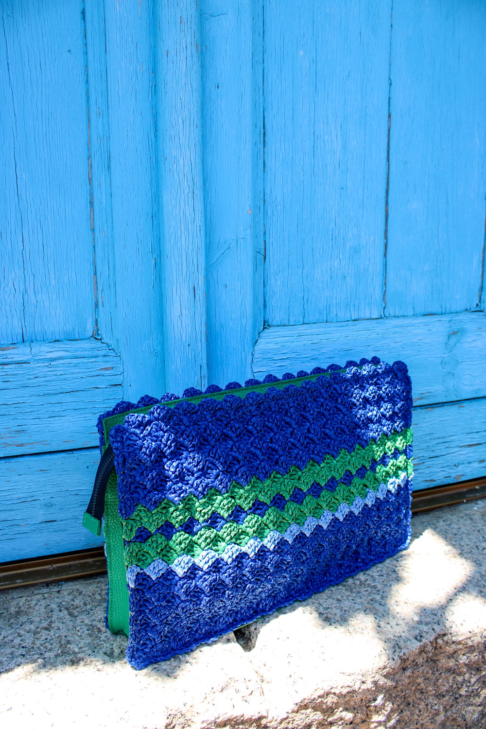 immagine 2 di borsa all'uncinetto modello vernazza colore blu di fedebyfede