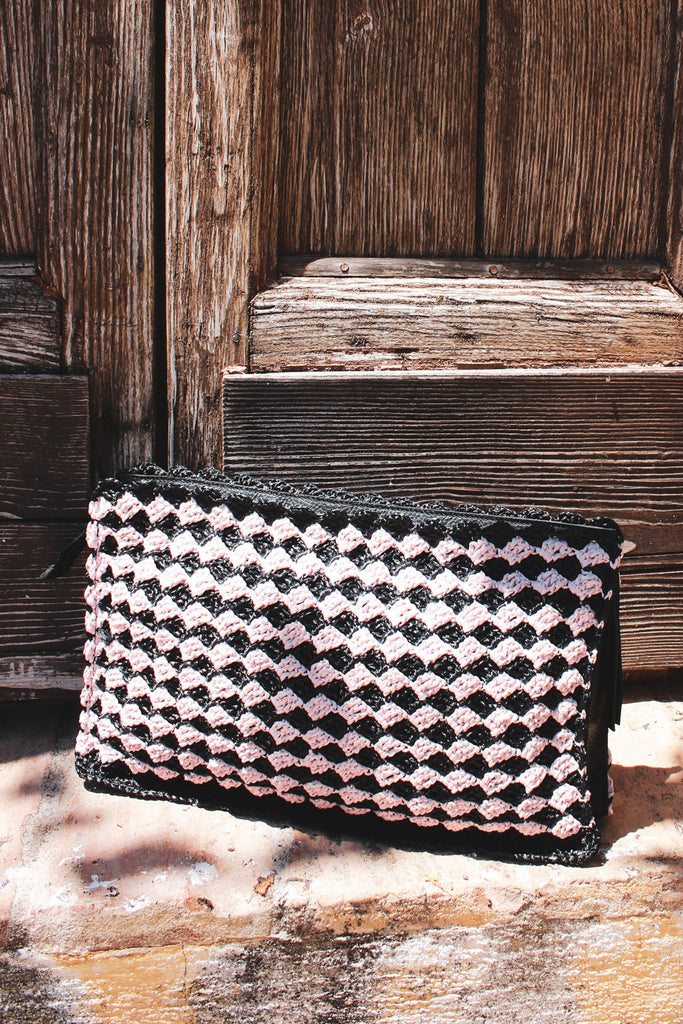 immagine 2 di borsa all'uncinetto modello vernazza colore nero rosa di fedebyfede