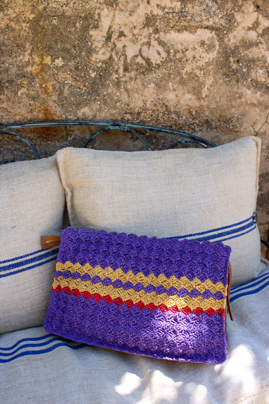 immagine 2 di borsa all'uncinetto modello vernazza colore viola oro di fedebyfede