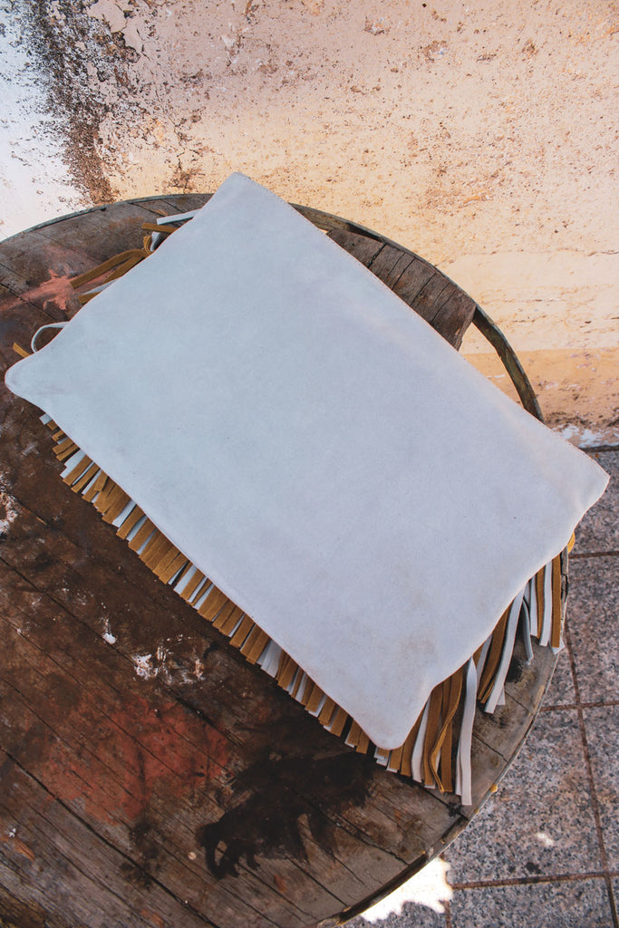 immagine 3 di borsa in pelle scamosciata con frange modello corniglia di fedebyfede