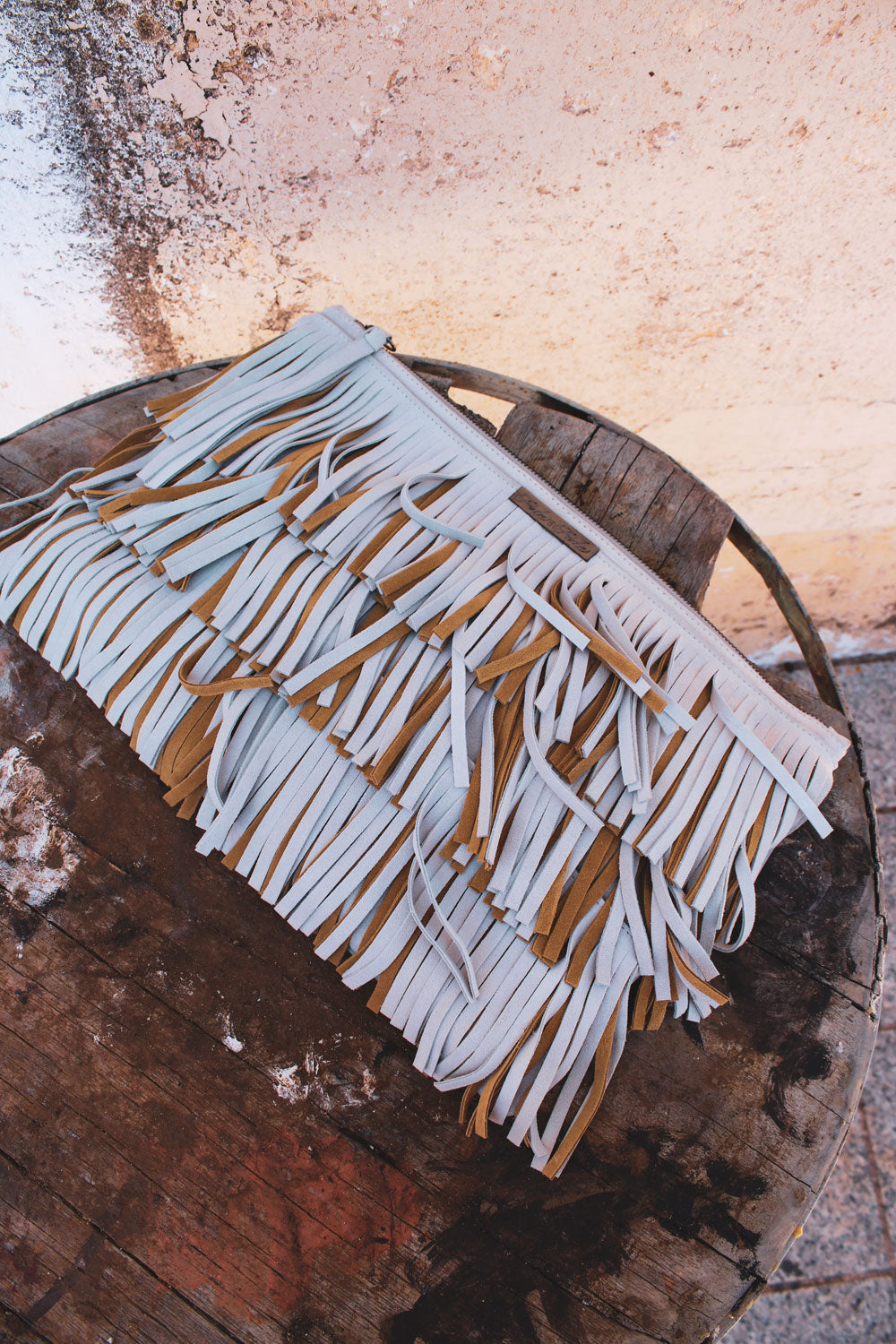 immagine 1 di borsa in pelle scamosciata con frange modello corniglia colore bianco di fedebyfede