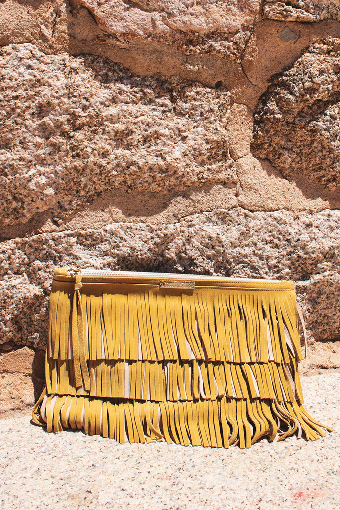 immagine 1 di borsa in pelle scamosciata con frange modello corniglia  colore giallo di fedebyfede