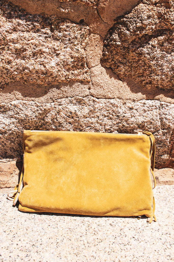 immagine 3 di borsa in pelle scamosciata con frange modello corniglia colore giallo di fedebyfede