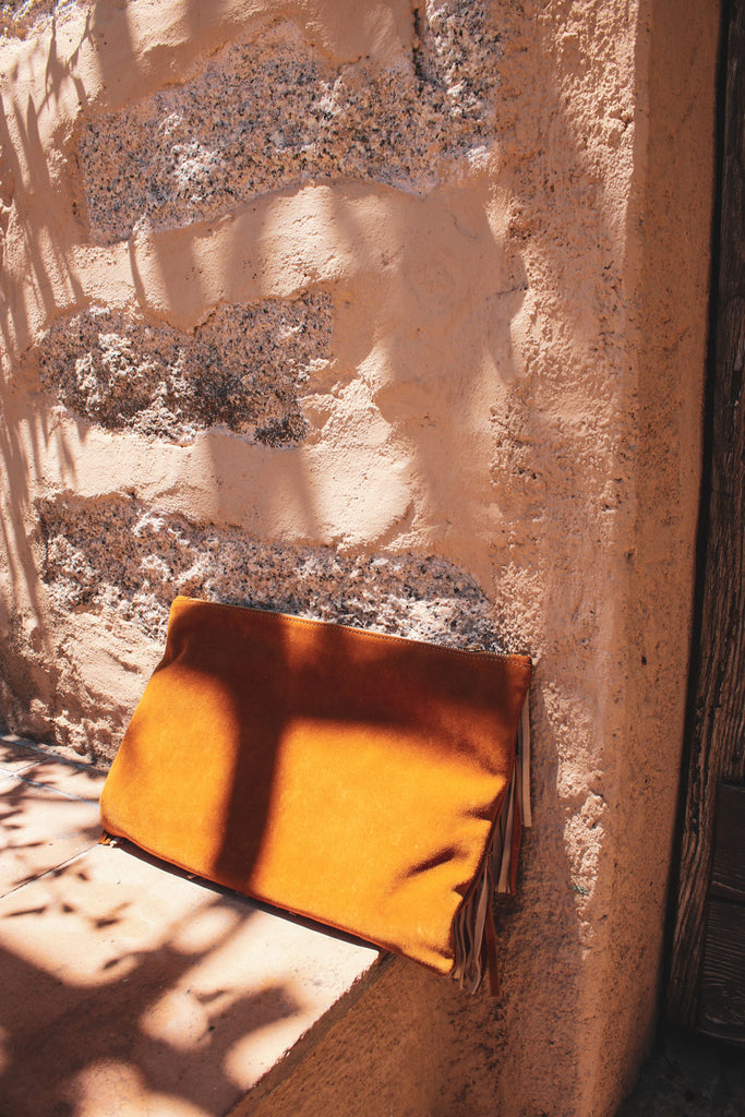 immagine 2 di borsa in pelle scamosciata con frange modello corniglia colore marrone di fedebyfede
