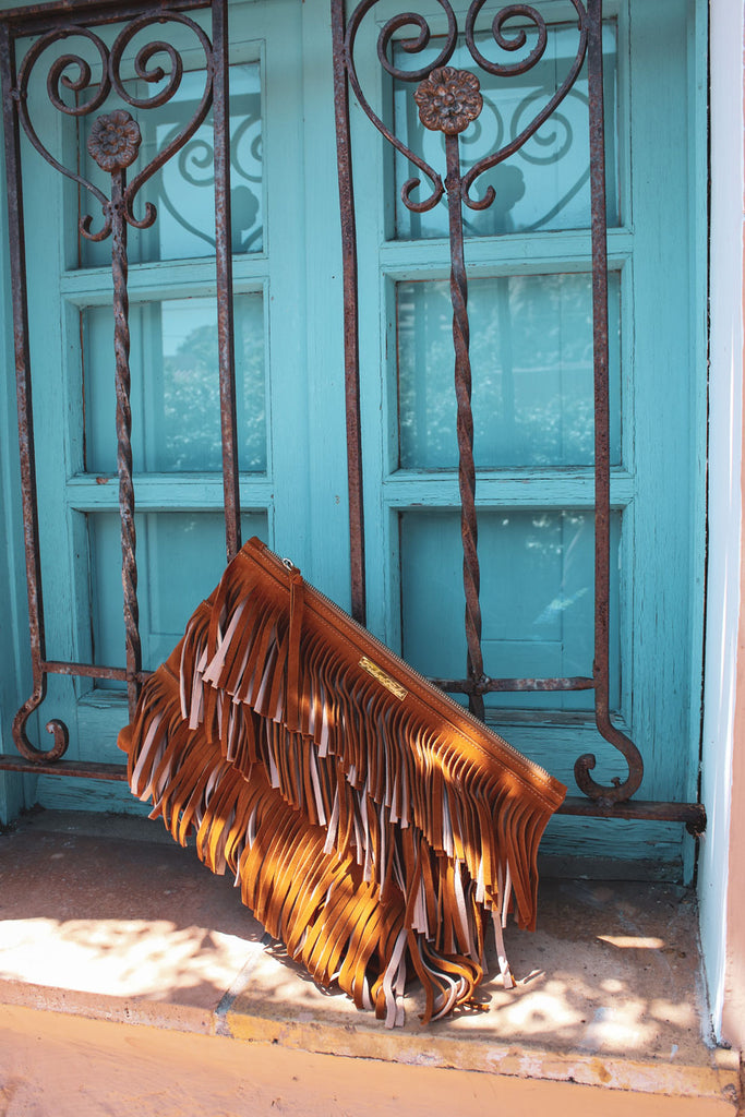 immagine 1 di borsa in pelle scamosciata con frange modello corniglia colore marrone di fedebyfede