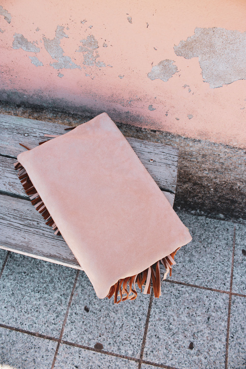 immagine 2 di borsa in pelle scamosciata con frange modello corniglia colore rosa di fedebyfede
