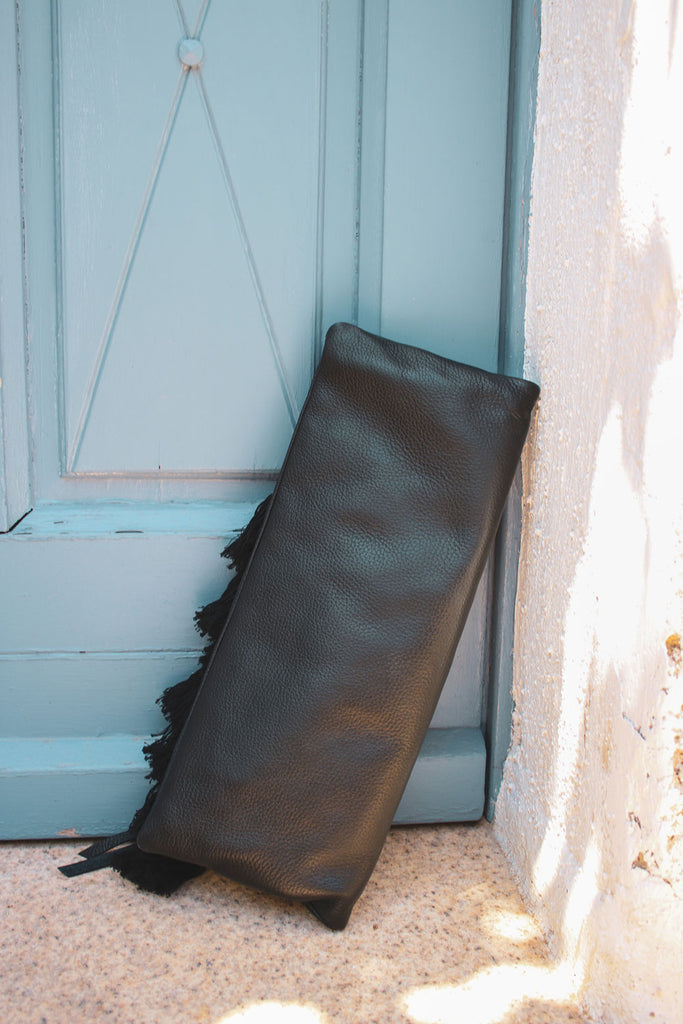 immagine 2  di borsa in pelle ricamata modello riomaggiore colore nero di fedebyfede