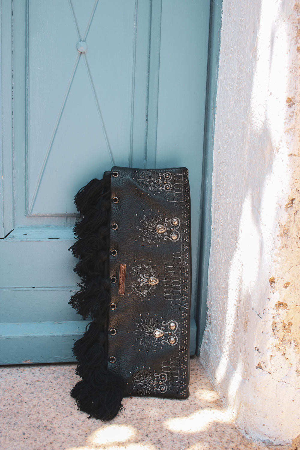 immagine 1 di borsa in pelle ricamata modello riomaggiore colore nero di fedebyfede
